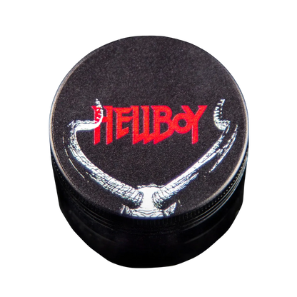 Top-down view of the black Hellboy Hörner 3-Stufen Grinder - Schwarz lid featuring a red "HELLBOY" logo and white horn artwork.