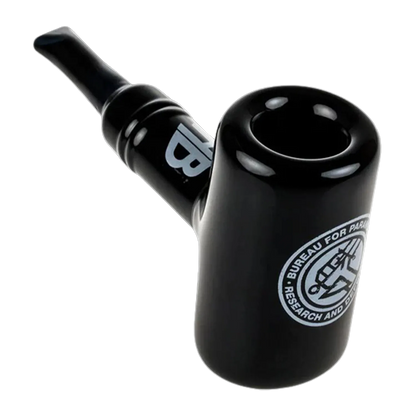 Angled close-up of the Hellboy Paranormal Sherlock Pfeife - Schwarz - 5 Zoll showing its glossy black bowl, short stem, and white circular emblem.
