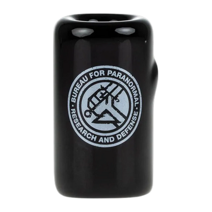 Close-up front view of the black Hellboy Paranormal Sherlock Pfeife - Schwarz - 5 Zoll showing a glossy finish and a white circular "Bureau for Paranormal Research and Defense" logo.