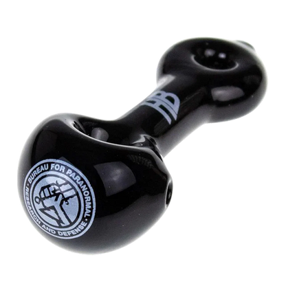 Angled close-up of the black Hellboy Sherlock Pfeife - Schwarz hand pipe showing glossy highlights and a circular white logo.
