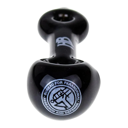 Close-up front view of the black Hellboy Sherlock Pfeife - Schwarz showing its rounded bowl and blue circular emblem on a white background